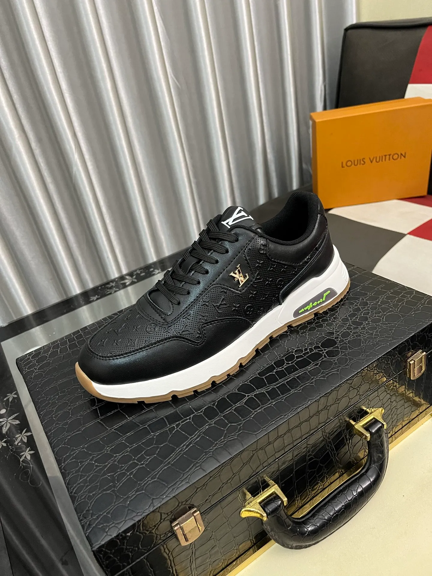 Men's shoes 💰458⌚️⌚️[Louis Vuitton LV] Dad shoes are popular casual sports shoes with outsole, breathable and comfortable, easy to walk, trendy men's versatile fly woven epoxy with ➕leather lining➕Gucci's popular original outsole, sports and running style, super comfortable. Size 38-442️⃣Colors available